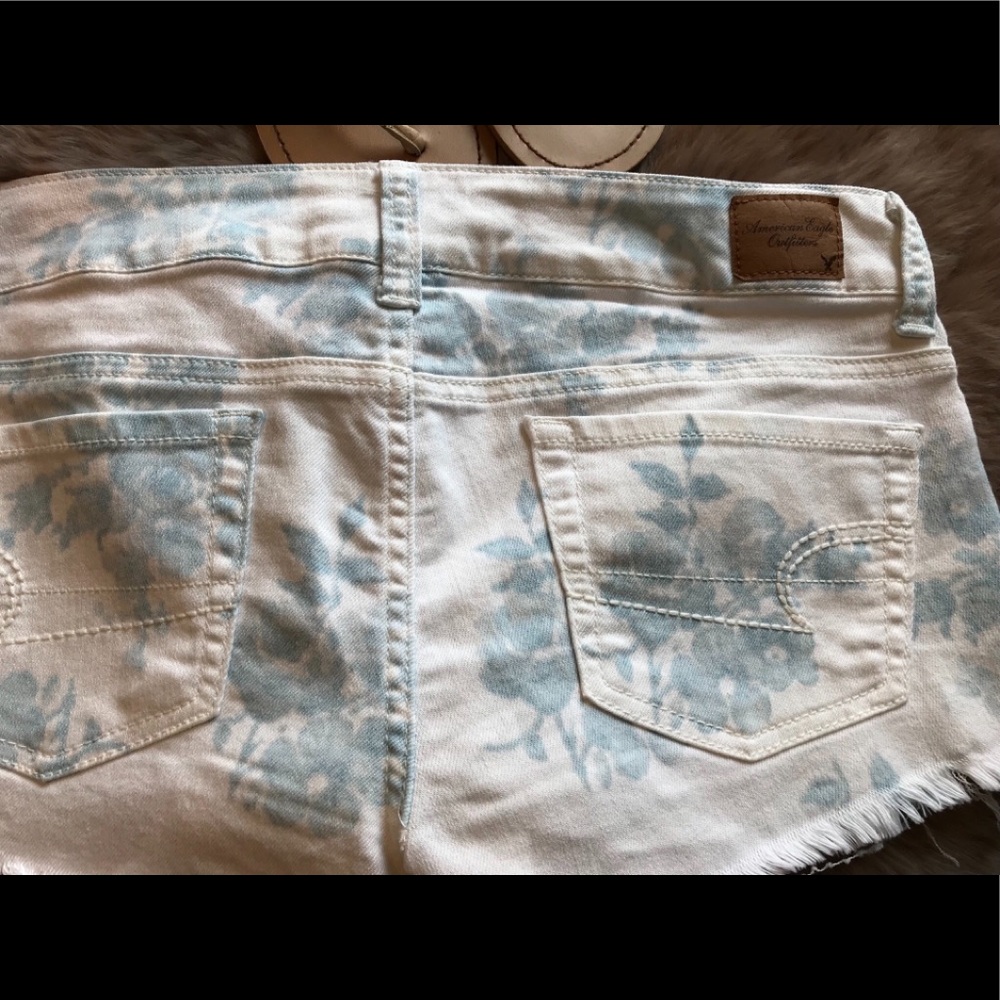 AEO White flowered Jean shorts size 4 - Picture 6 of 6
